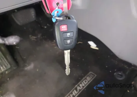 2015 Toyota Highlander Le V6 z USA, uszkodzony, nr VIN 5TDBKRFHXFS161689